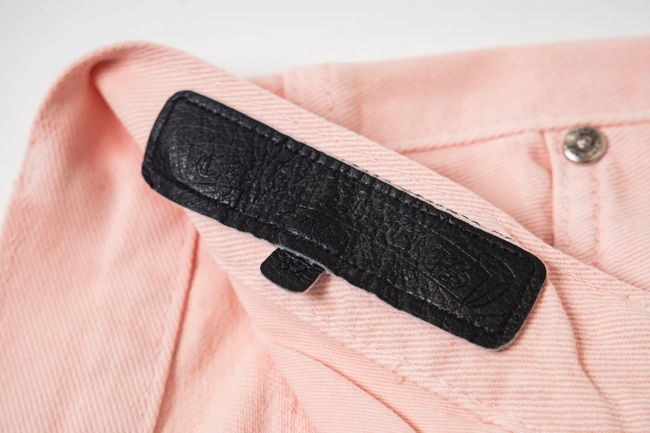 P270 💰 (Top version) Chrome hearts | CH Chrome hearts limited edition cherry blossom pink leather jeans for girls. Charming dopamine personality jeans. Indispensable for fashionistas. The same style for celebrities. A model touted by many bloggers. This new pair of pants is perfect both in shape and upper body. It is no exaggeration to say that making a pair of jeans is equivalent to making 20 pieces of short-sleeves. The fabric is made of high-quality imported denim. It has a unique high-end texture. I am very satisfied with it after washing and proofing several times. Color: Sakura pink Size: 28-30-32-34 (corresponds to S-M-L-XL)